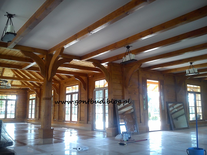 Sala biesiadna drewnianego domu weselnego